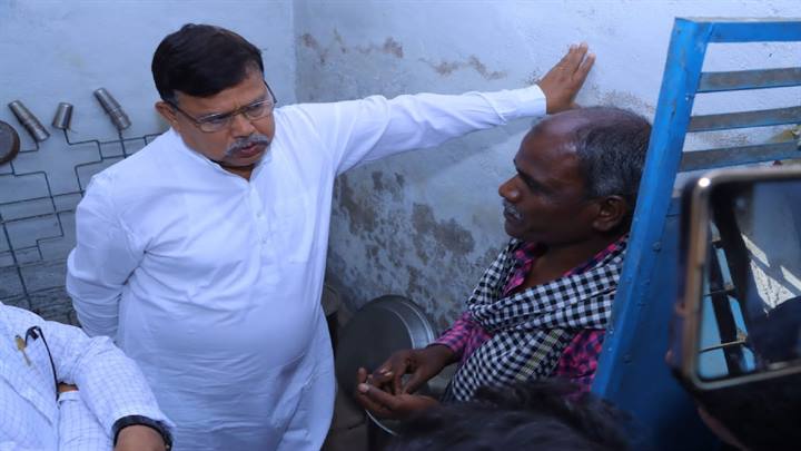 प्रभारी मंत्री श्री तोमर ने ग्राम भदौरा में प्रातः 6 बजे किया भ्रमण